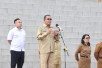 Gubernur NTT, Melki Laka Lena saat memimpin Apel di Kantor Gubernur NTT, Senin, 24 Maret 2025
