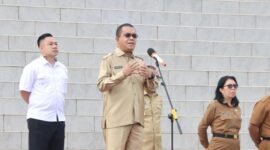 Gubernur NTT, Melki Laka Lena saat memimpin Apel di Kantor Gubernur NTT, Senin, 24 Maret 2025