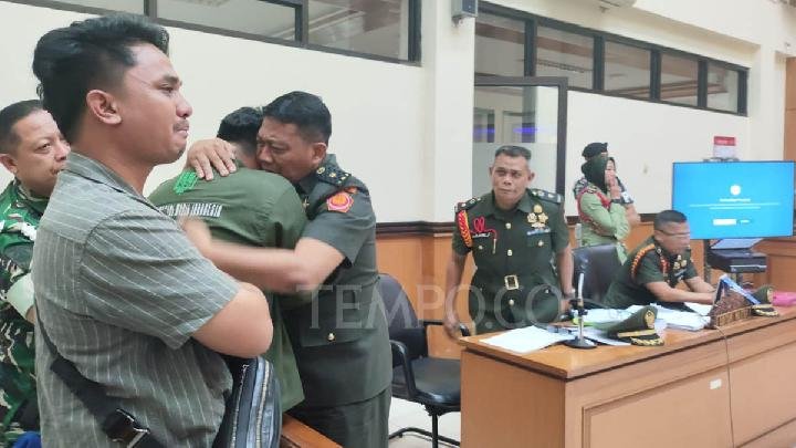 Oditur Militer memeluk anak bos rental mobil, Rizki Agam Sahputra yang menangis saat vidio penembakan sang ayah diputar di persidangan di Pengadilan Militer II-08 Jakarta, 3 Maret 2025.