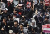 Demo Menolak RUU TNI di Depan Gedung DPR RI