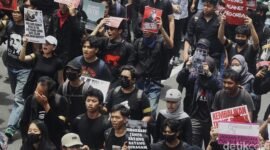 Demo Menolak RUU TNI di Depan Gedung DPR RI