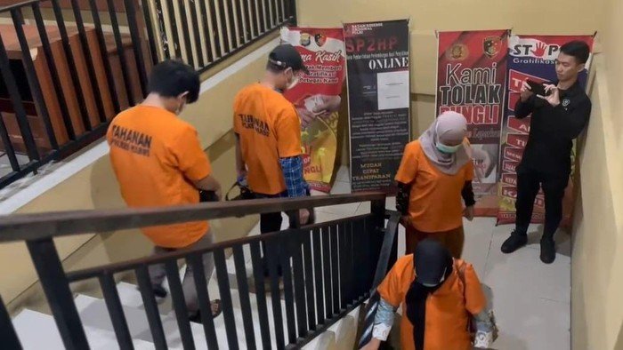 Foto: Lima orang tersangka kasus korupsi dana rehabilitasi Perpustakaan Maros. (dok. istimewa)