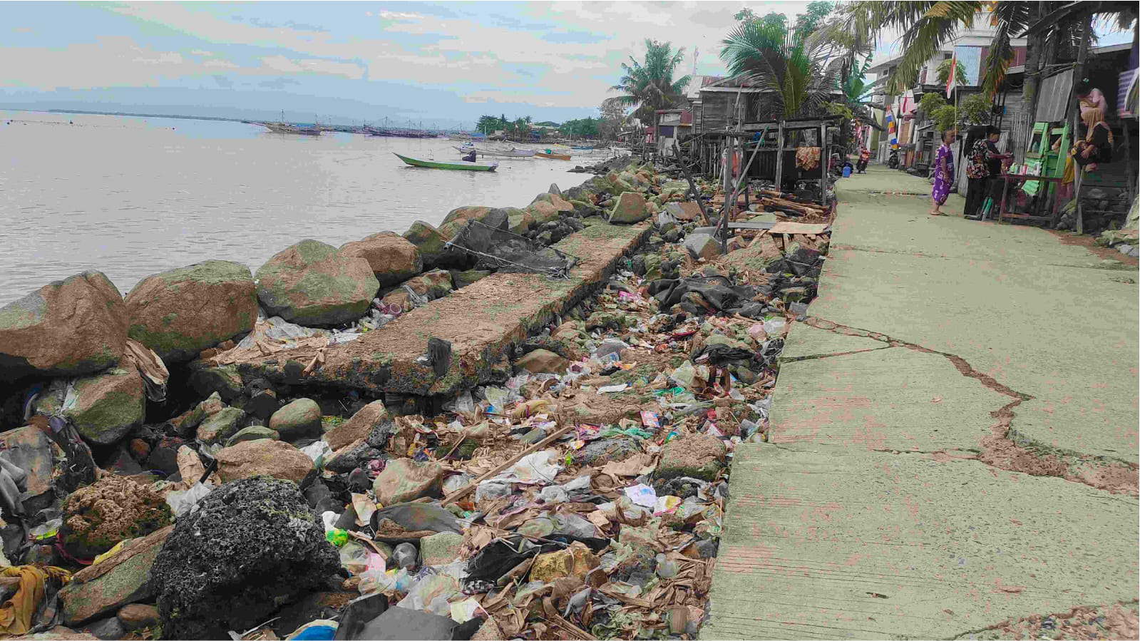 Kondisi daerah pesisir di Lingkungan Ujung, Kelurahan Polewali, Kecamatan Polewali