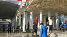 Jelang HUT ke-80 RI, Damkar Polman Bersihkan Lapangan Pancasila
