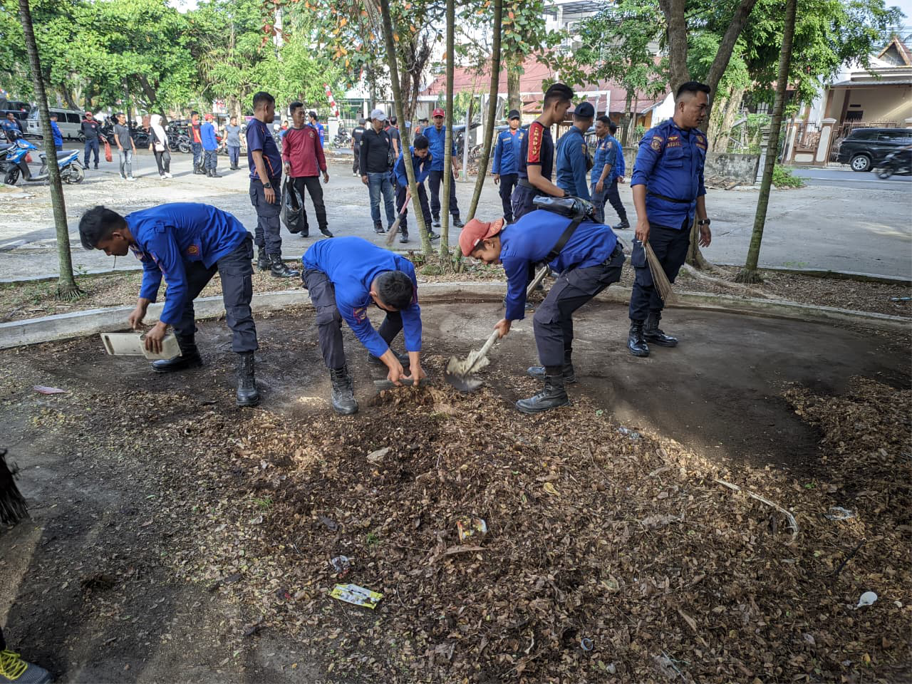 Dokumentasi Jelang HUT ke-80 RI, Damkar Polman Bersihkan Lapangan Pancasila 