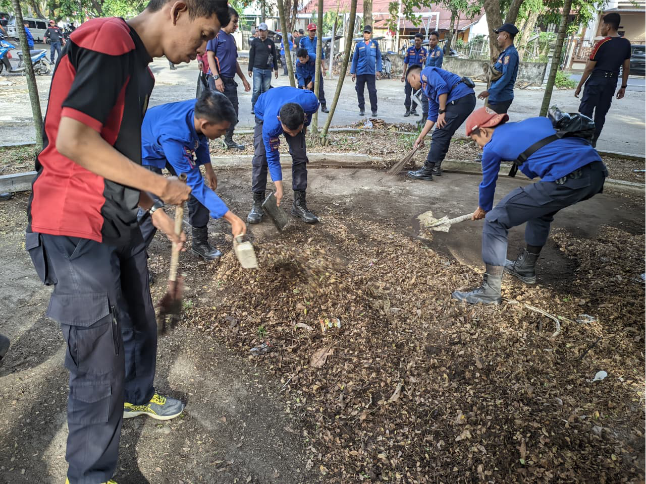 Dokumentasi Jelang HUT ke-80 RI, Damkar Polman Bersihkan Lapangan Pancasila 