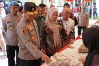 Pemerintah Provinsi Sulbar bersama Kepolisian Daerah Sulawesi Barat menggelar Gerakan Pangan Murah (GPM) Serentak Nasional di Lapangan Ahmad Kirang, Mamuju, Kamis (14/8/2025).