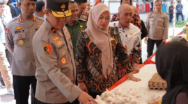 Pemerintah Provinsi Sulbar bersama Kepolisian Daerah Sulawesi Barat menggelar Gerakan Pangan Murah (GPM) Serentak Nasional di Lapangan Ahmad Kirang, Mamuju, Kamis (14/8/2025).