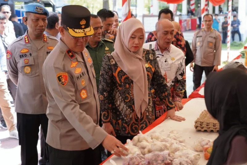 Pemerintah Provinsi Sulbar bersama Kepolisian Daerah Sulawesi Barat menggelar Gerakan Pangan Murah (GPM) Serentak Nasional di Lapangan Ahmad Kirang, Mamuju, Kamis (14/8/2025).