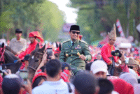 Semarak HUT RI ke-80, Gubernur Sulsel Kenakan Kostum Bung Karno dan Pimpin Kirab Sambil Menunggang Kuda