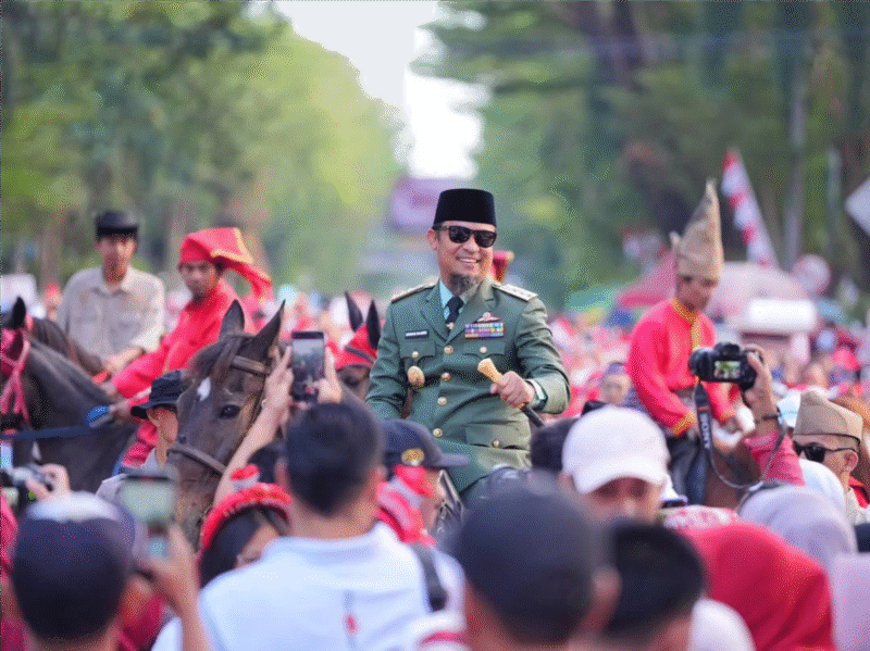 Semarak HUT RI ke-80, Gubernur Sulsel Kenakan Kostum Bung Karno dan Pimpin Kirab Sambil Menunggang Kuda