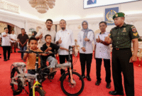 Dua bocah asal Gowa, Syamsul (7) dan Muh Aidil (7), viral di media sosial setelah terekam mengais sisa kue usai upacara HUT ke-80 RI di Lapangan Sultan Hasanuddin