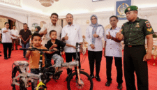 Dua bocah asal Gowa, Syamsul (7) dan Muh Aidil (7), viral di media sosial setelah terekam mengais sisa kue usai upacara HUT ke-80 RI di Lapangan Sultan Hasanuddin