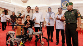 Dua bocah asal Gowa, Syamsul (7) dan Muh Aidil (7), viral di media sosial setelah terekam mengais sisa kue usai upacara HUT ke-80 RI di Lapangan Sultan Hasanuddin