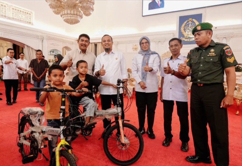 Dua bocah asal Gowa, Syamsul (7) dan Muh Aidil (7), viral di media sosial setelah terekam mengais sisa kue usai upacara HUT ke-80 RI di Lapangan Sultan Hasanuddin