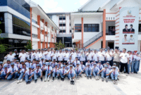 Gubernur Sulawesi Selatan, Andi Sudirman Sulaiman memimpin apel perdana siswa baru Sekolah Rakyat tingkat SMA yang digelar di halaman Kantor BPSDM Provinsi Sulsel, Rabu (20/8/2025).