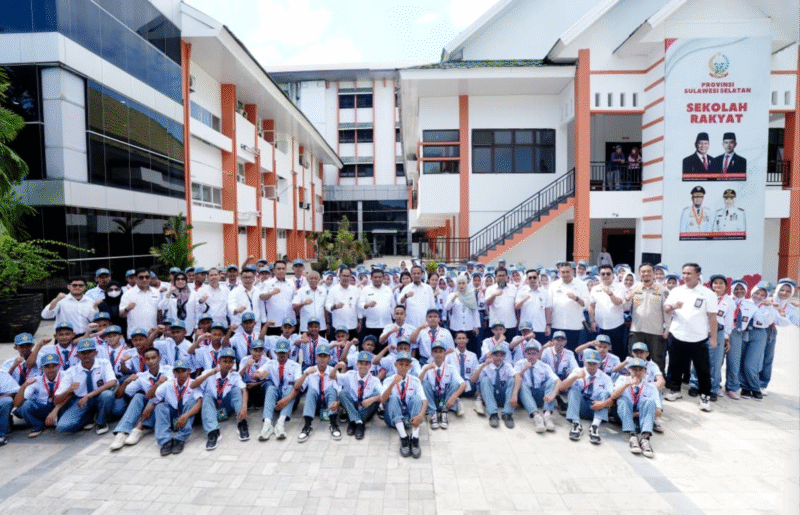 Gubernur Sulawesi Selatan, Andi Sudirman Sulaiman memimpin apel perdana siswa baru Sekolah Rakyat tingkat SMA yang digelar di halaman Kantor BPSDM Provinsi Sulsel, Rabu (20/8/2025).