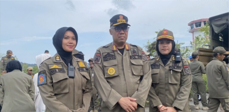 Satuan Polisi Pamong Praja Kalimantan Timur (Satpol PP Kaltim) tertibkan kawasan eks Bandara Temindung, Samarinda, Kamis 21 Agustus 2025. (Dok: Ali/katakaltim)