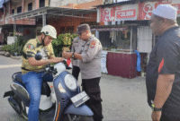 Sambut HUT RI ke-80, Polres Polman Tebar Semangat Nasionalisme Lewat Pembagian Bendera Merah Putih