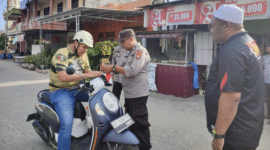 Sambut HUT RI ke-80, Polres Polman Tebar Semangat Nasionalisme Lewat Pembagian Bendera Merah Putih