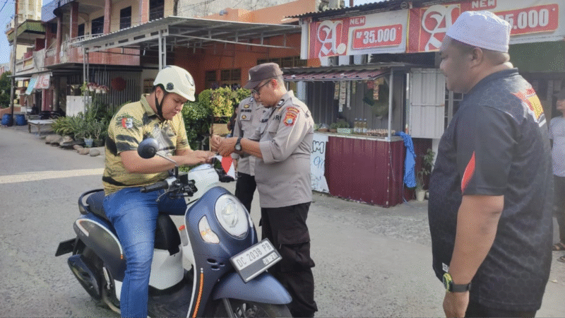 Sambut HUT RI ke-80, Polres Polman Tebar Semangat Nasionalisme Lewat Pembagian Bendera Merah Putih
