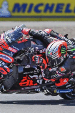 Marco Bezzecchi Juara Sprint Race MotoGP Mandalika 2025, Marc Marquez Terpental ke Posisi 7